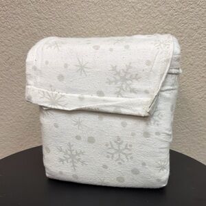 NEW THRESHOLD White and Gray Snowflake Holiday SHEETS‎ QUEEN